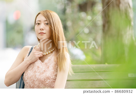 Portrait women 86680932