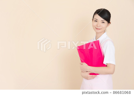 Woman in pink apron with file 86681068