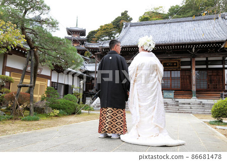 和服婚禮婚禮照片新娘和新郎，後視圖 86681478