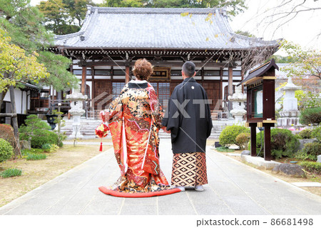 和服婚禮婚禮照片新娘和新郎，後視圖 86681498