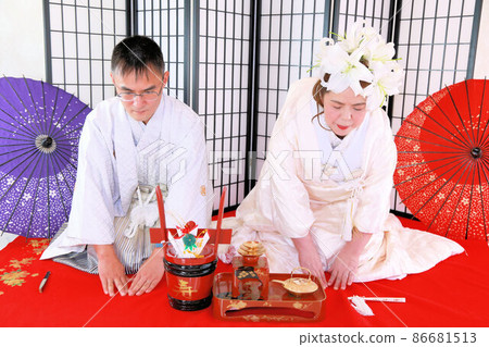 和服婚禮婚紗照新娘新郎中光認真成熟的婚姻 86681513