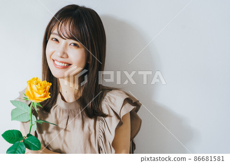 橙色玫瑰的女人 86681581