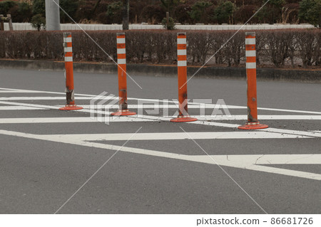 道路上設置的車道分隔標誌（陰天） 86681726