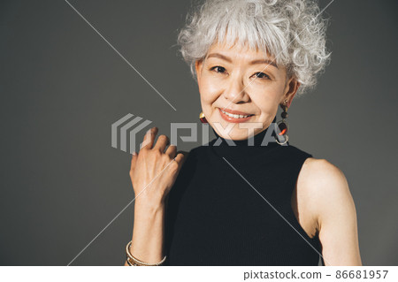 灰色頭髮和銀色頭髮的日本女人 86681957