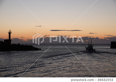 Fishing boat heading to the fishing ground early in the morning 86682058
