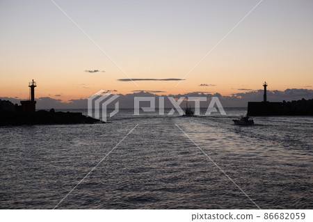 Two fishing boats heading to the fishing grounds 86682059