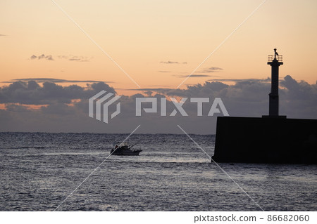 Fishing boat heading for yellowtail fishing 86682060