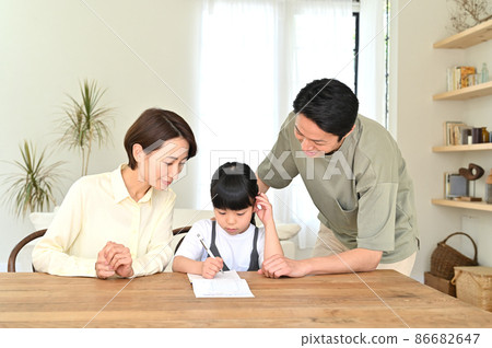 A girl who learns while being watched by her parents 86682647