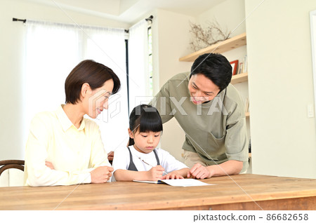 A girl who learns while being watched by her parents A girl who learns while being watched by her parents 86682658