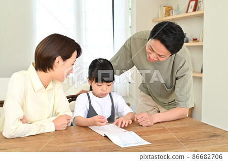 A girl who learns while being watched by her parents 86682706