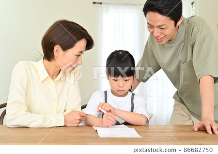 在父母的注視下學習的女孩 在父母的注視下學習的女孩 86682750