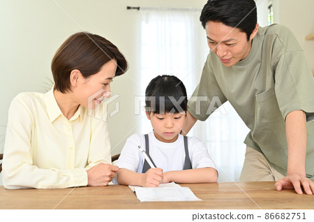 A girl who learns while being watched by her parents A girl who learns while being watched by her parents 86682751
