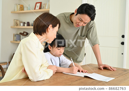 A girl who learns while being watched by her parents 86682763