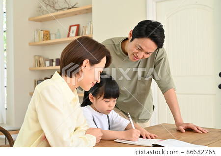 A girl who learns while being watched by her parents 86682765