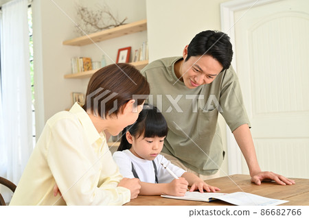 A girl who learns while being watched by her parents 86682766