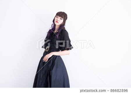 A woman who poses in a black dress Cosplay 86682896