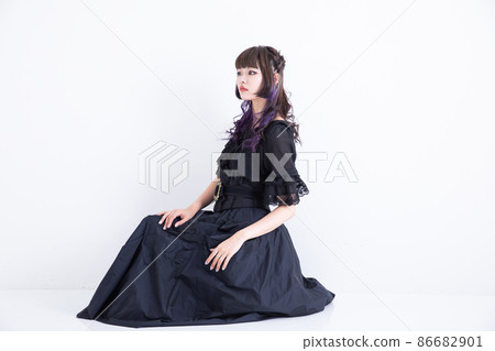 一個穿著黑色連衣裙的女人 Cosplay 86682901