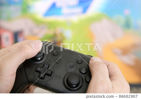 玩遊戲的人（控制器和手） 86682907