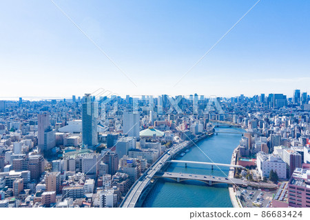 隅田川和城市景觀的鳥瞰圖 隅田川和城市景觀的鳥瞰圖 86683424