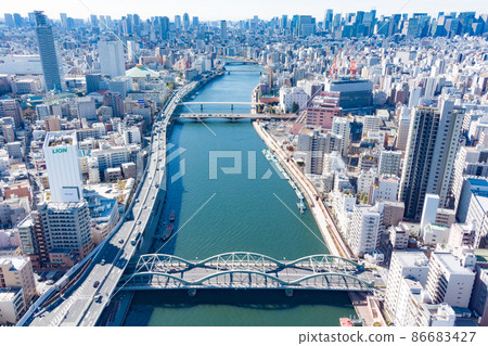 Aerial view of Sumida River and cityscape 86683427