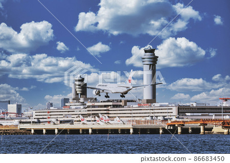 [JAL aircraft landing on Runway A from Ukishimacho Park and control tower sky synthesis] 86683450