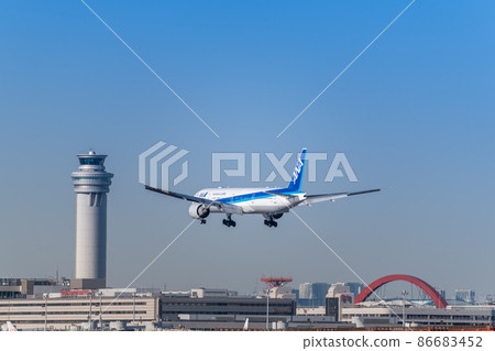 [ANA aircraft and control tower landing on Runway A from Ukishimacho Park] 86683452