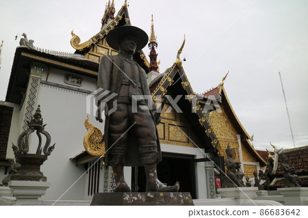 Famous attractions in Thailand. There is a representative landmark in front of the historical building with a bronze statue of a historical figure Famous attractions in Thailand. There is a representative landmark in front of the historical building with a bronze statue of a historical figure 86683642