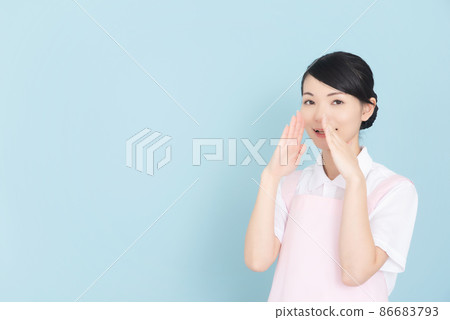 一個穿著圍裙的女人打電話 一個穿著圍裙的女人打電話 86683793