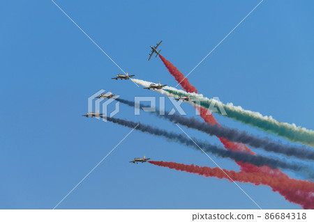 UAE Air Force Acrobat Team "Al Fulsan" 86684318