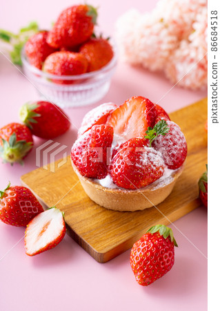 Strawberry tart buffet 86684518