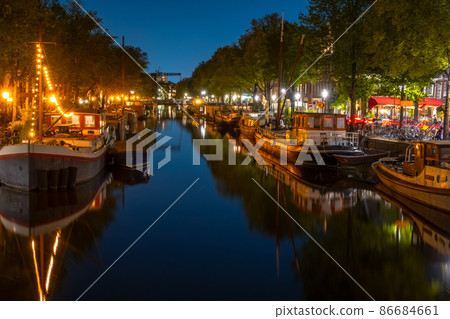 Cloudless Night on the Amsterdam Canal with Boats 86684661