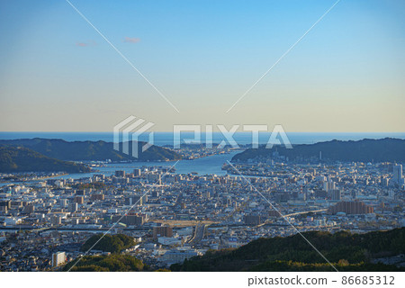 在陽光明媚的冬日欣賞高知市的全景 在陽光明媚的冬日欣賞高知市的全景 86685312