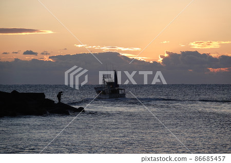 Fishing boats and anglers heading to the fishing grounds 86685457