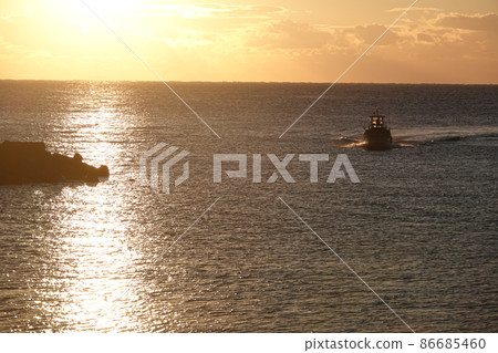 Fishing boat returning from off Hiwasa 86685460