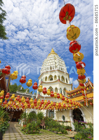 Pagoda of Kek Lok Si Temple with blue sky in Penang island, Malaysia 86685715