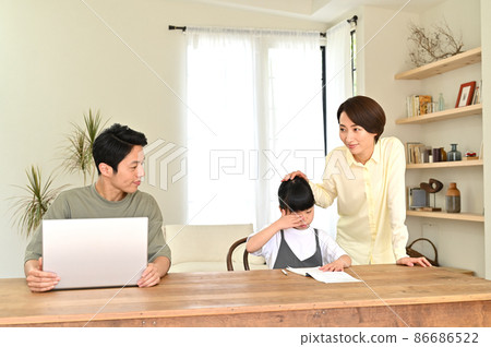 A girl who learns while being watched by her parents 86686522