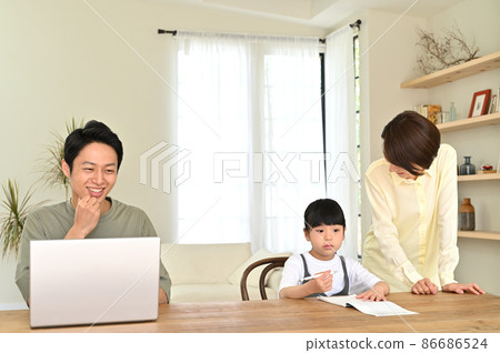 A girl who learns while being watched by her parents 86686524