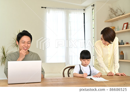 A girl who learns while being watched by her parents 86686525