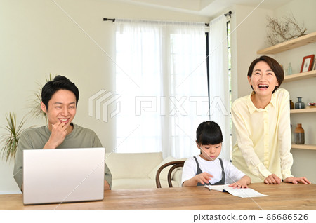 A girl who learns while being watched by her parents 86686526
