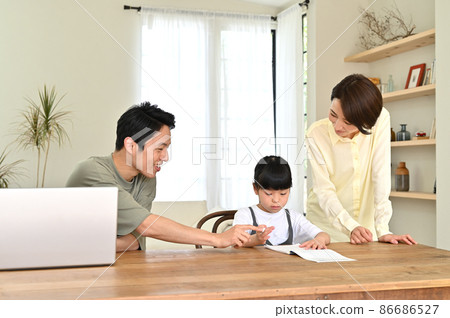 A girl who learns while being watched by her parents 86686527