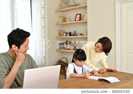 A girl who learns while being watched by her parents 86686580
