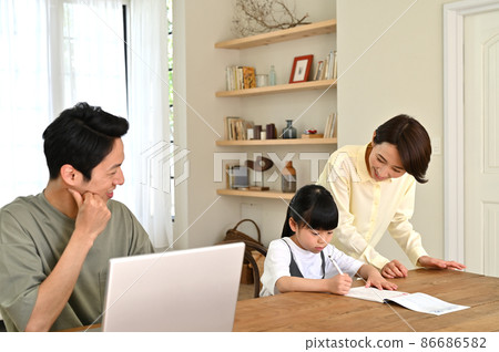 A girl who learns while being watched by her parents A girl who learns while being watched by her parents 86686582