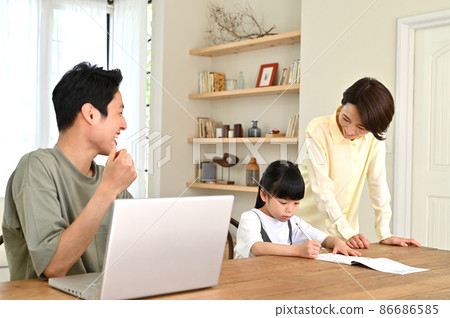 A girl who learns while being watched by her parents A girl who learns while being watched by her parents 86686585