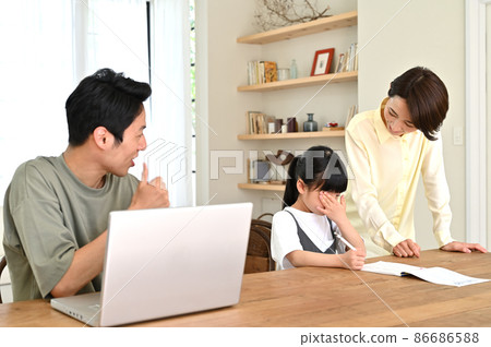 A girl who learns while being watched by her parents A girl who learns while being watched by her parents 86686588