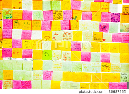 Short message on notepaper grunge background 86687365