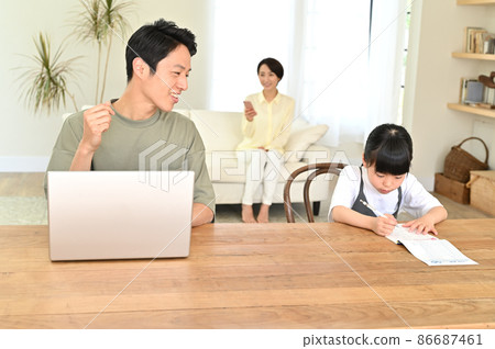 Girl studying next to her father during telework 86687461