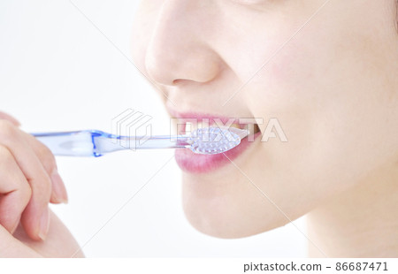 女性牙膏嘴白色背景 86687471