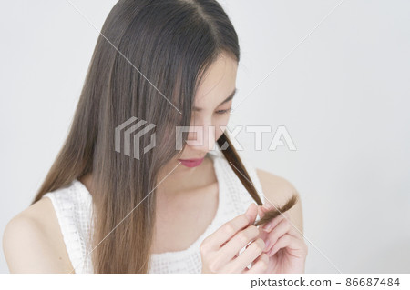 A woman looking at its tip A woman looking at its tip 86687484