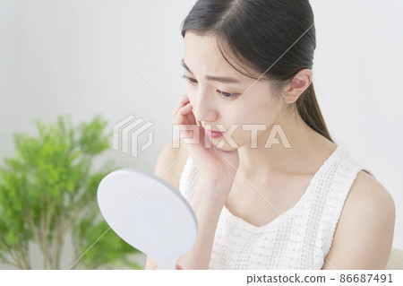 Women looking in the mirror worries 86687491