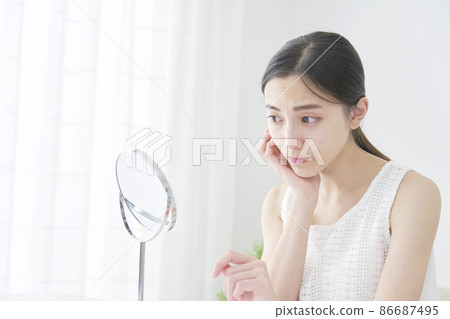 Women looking in the mirror worries 86687495